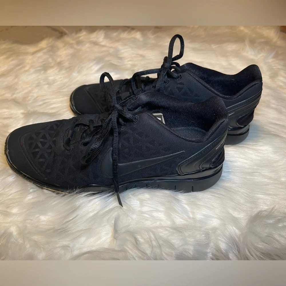 Women’s Nike Size 7- Black on Black Sneakers - Picture 1 of 5